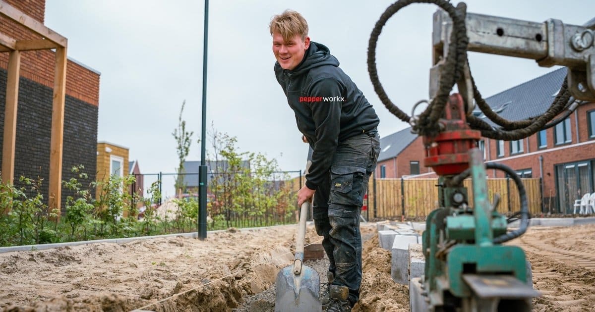 Stratenmaker aan het werk op een bestratingsproject in Hattemerbroek via Pepperworkx.